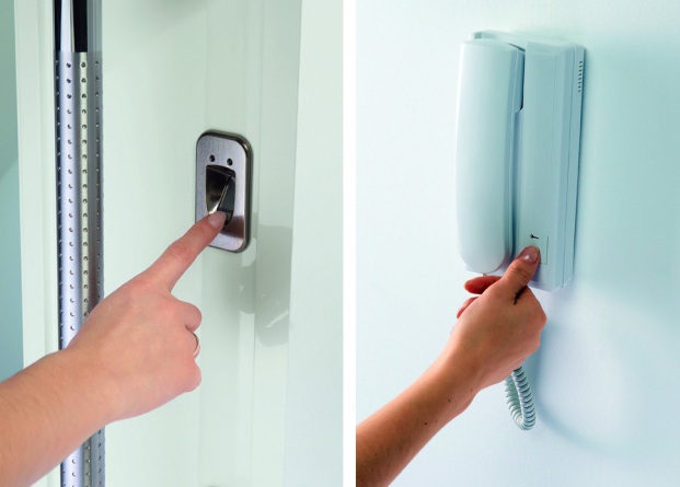 Komfort: Bis zu 100 Fingerabdrücke kann dieser Fingerleser in Hörmann Aluminium-Haustüren sichern. Die Schlossvariante mit Antrieb lässt sich von Innen auch via Knopfdruck über die Haussprechanlage aufmachen.